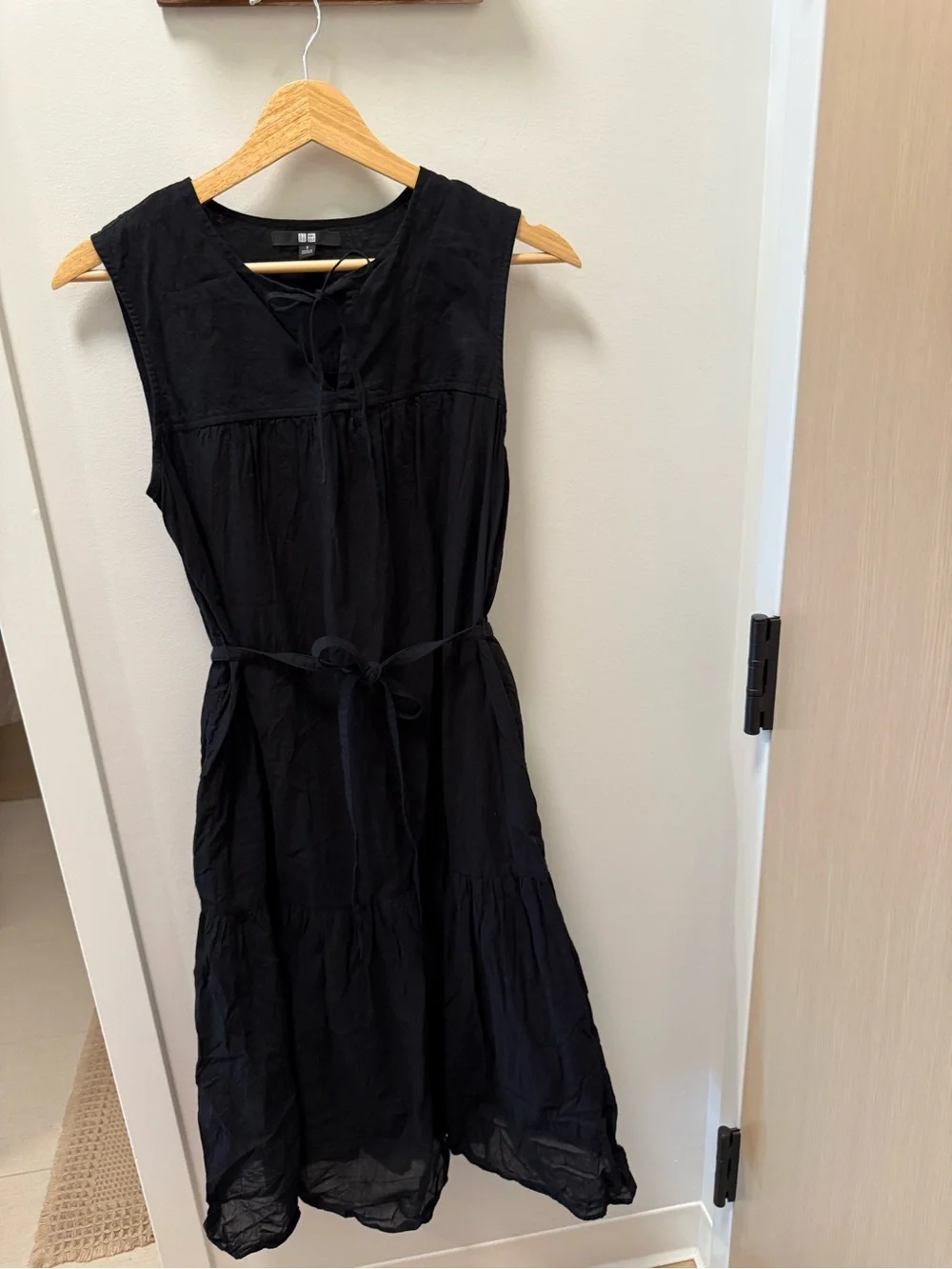 Women's Black Sleeveless Tie-Waist Midi Dress